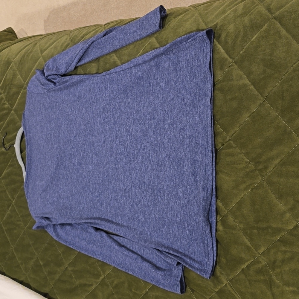 Blue solid color top - Picture 3 of 6